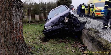 Řidič projel plotem do zahrady
