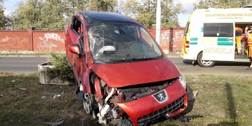 Auto v květináči i hořící dětský pokoj