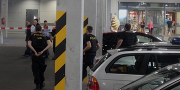 S pistolemi v rukou zatýkali u Kauflandu