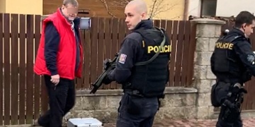 Rozzuřený bývalý majitel ohrožoval syna nového vlastníka pistolí
