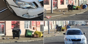 Auto na chodníku rozmetalo kontejnery i značku