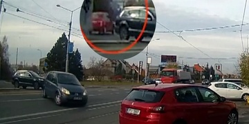 Řidič červené Fabie způsobil nehodu a zbaběle ujel