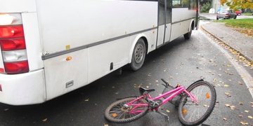 Opilá cyklistka přehlédla autobus