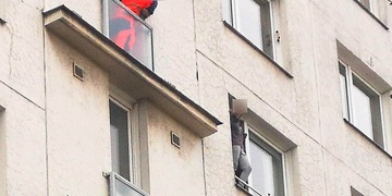 Žena těžkým zraněním podlehla, dítě žije