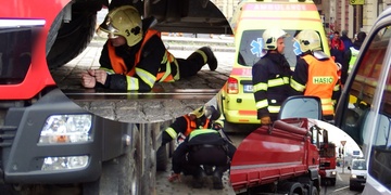 Sklápěčka v centru Plzně srazila a přejela důchodce