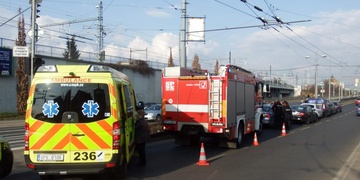 Dvě nehody současně: Tři zranění při střetu vozů i sražené čtyřleté dítě