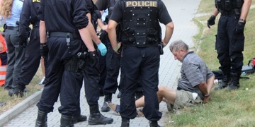 Slovák Faško nožem napadl tři revizory