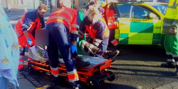 Popelář spadl za jízdy z vozu a těžce se zranil