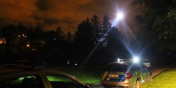 Pachatele vypátrala až posádka policejního vrtulníku