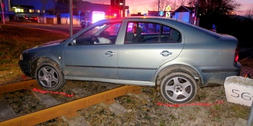 Auto na železničních kolejích