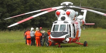 Muž na poli přišel o obě nohy