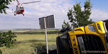 Nákladní vůz se převrátil do příkopu