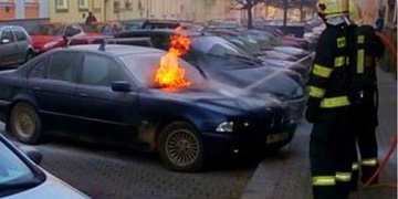 Ve Vrchlického začalo hořet BMW