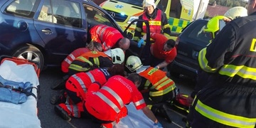 Chytal jedoucí auto a skončil se zlomenými žebry