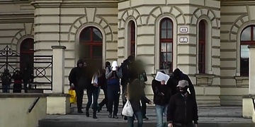 Policisté v kuklách zatýkali napříč celou Plzní