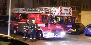 Hasiči před pár minutami vyjížděli k nahlášenému požáru na Rokycanské