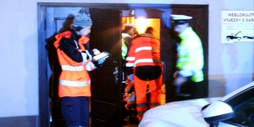 Automobil ženu přimáčkl k vratům garáže