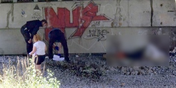 Pod mostem na Rokycanské našel muž s malým chlapcem mrtvého muže