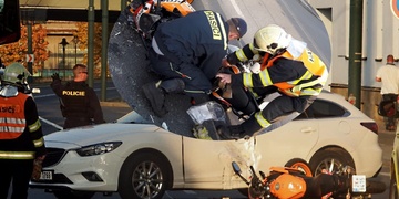 Sedmnáctiletému motorkáři do cesty vjelo auto