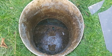 Tříletý chlapec spadl do žumpy