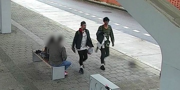 Řidiče autobusu napadli a zbili dva cestující - poznáte je?
