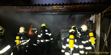 Shořelo auto i motorka