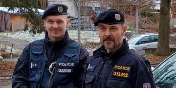 Muž se oběsil, ale pohotový policista mu v poslední chvíli oprátku přeřízl