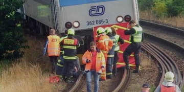 Dívenka střet s rychlíkem nemohla přežít