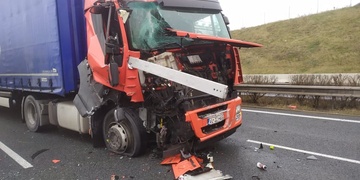 Dálnici blokují havarované kamiony a vysypané plechovky piva