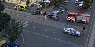 Auto po střetu skončilo v zábradlí