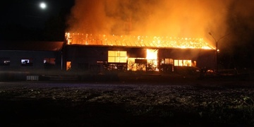 Hořící pila byla vidět až z Rokycan