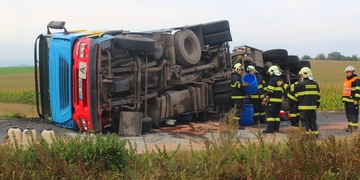 Opilý řidič vyválel náklaďák a uzavřel tak komunikaci