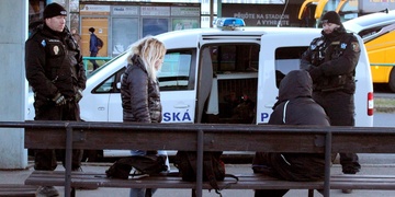 Osmnáctiletá se pokusila o sebevraždu, opilá jednadvacetiletá pozvracela taxík