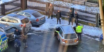 V zaparkovaném autě byl nalezen mrtvý muž