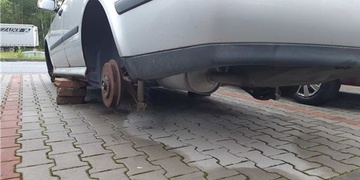 Auto našel bez kol a postavené na cihlách