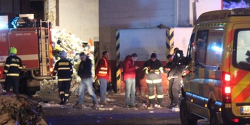 Výbuch vozíku zranil čtyři hasiče! Dva z nich transportovali na Emergency.