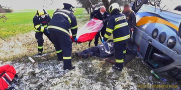 S dodávkou se převrátil na střechu