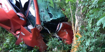 Žena náraz do stromu nepřežila, dítě naštěstí ano