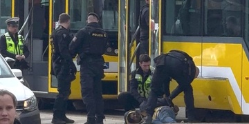 Agresivní narkoman vyhrožoval cestujícím v tramvaji zabitím - aktualizováno + přidáno video