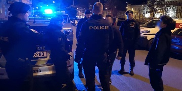 Útočníci mladé sourozence bili pěstmi a vláčeli po zemi