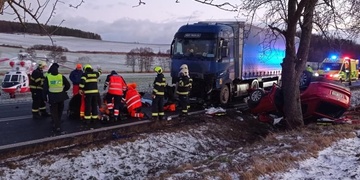 Po střetu s kamionem skončil osobní vůz na střeše