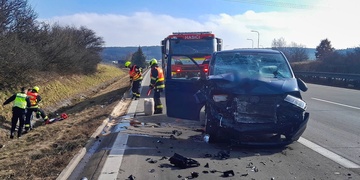 Střet dodávky s kamionem na dálnici D5