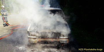 Terénní vůz začal hořet za jízdy