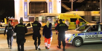 Opilý muž chtěl hodit miminko z mostu na koleje