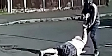 Seniorku srazil pěstí a vláčel po zemi
