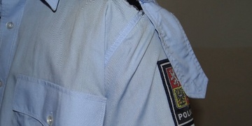 Slovně napadal kolemjdoucí, pak udeřil policistu do obličeje