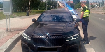 Maminku vezl do práce moc rychle