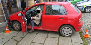 Pětaosmdesátiletá silniční pirátka havarovala