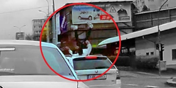 Dobíhal tramvaj a smetlo ho auto