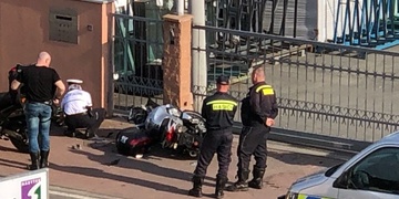 Motorkář narazil do plotu